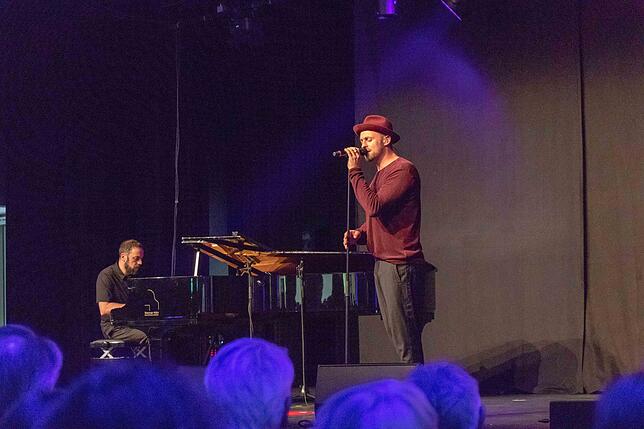 Große Stimme: Der Krenkinger Max Mutzke war der erste, der auf der Bühne der neuen Waldshuter Stadthalle ein Konzert gab. Begleitet ...