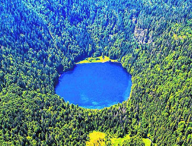 Zauberhaft: Der Feldsee unterhalb des Seebucks auf dem Feldberg. Er steht unter Naturschutz.