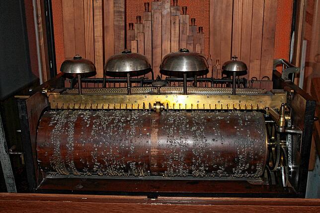 Schallplatten gab es noch nicht. Auf einer Holzwalze mit Stahlstiften sind die „Hits“ von 1887 verewigt. Die alte Orgel ...