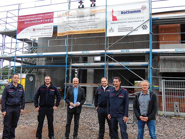 Aufgebaut: Noch vor den Handwerkerferien wurde Ende Juli 2021 beim Schachener Feuerwehrgerätehaus das Richtfest gefeiert. Im April soll ...