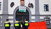 Bei einer Protestaktion Ende Oktober im Gebäude der Regierung von Schwaben in Augsburg sorgten Samuel Bosch und Charlie Kiehne für ...