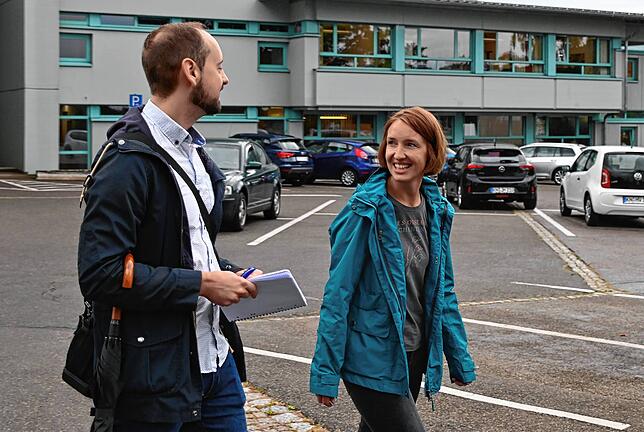 Treffpunkt am Rathaus: SÜDKURIER-Reporter Dominique Hahn und Bürgermeister-Kandidatin Susen Katter starten zum 90-Minütigen Rundgang ...