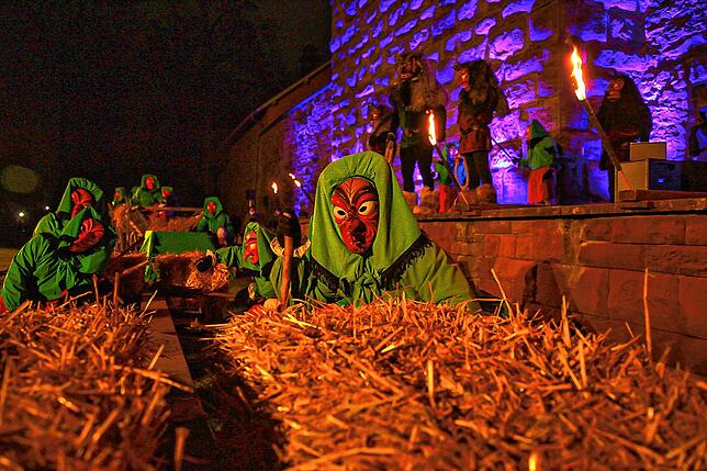 Vor der Kulisse der Villinger Stadtmauer und des Romäusturms findet die traditionelle Hexentaufe der Hexenzunft Villingen statt.