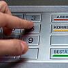 Jemand gibt am Geldautomat seine Pin ein. (Symbolbild) Ein Trickdieb spähte in Steinen die Zahlenkombination der Bankkarte eines ...