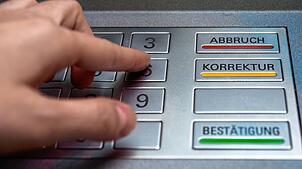 Jemand gibt am Geldautomat seine Pin ein. (Symbolbild) Ein Trickdieb spähte in Steinen die Zahlenkombination der Bankkarte eines ...