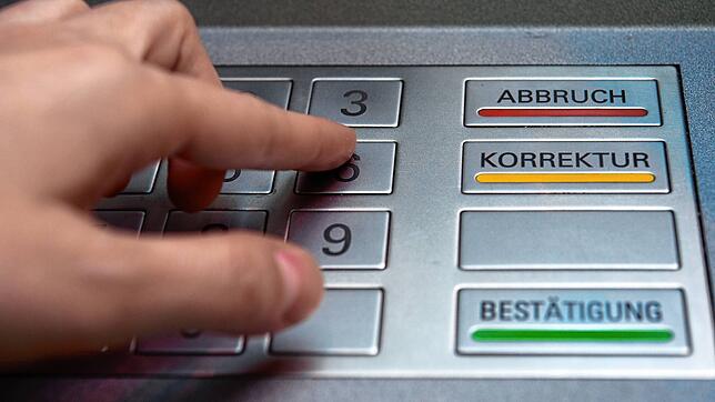 Jemand gibt am Geldautomat seine Pin ein. (Symbolbild) Ein Trickdieb spähte in Steinen die Zahlenkombination der Bankkarte eines ...