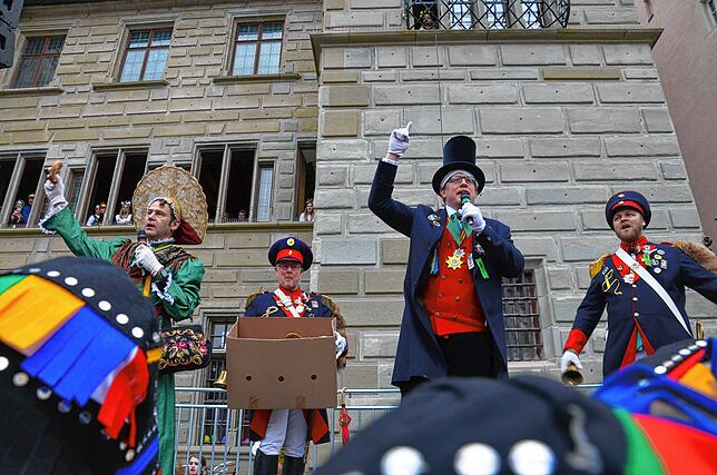 Auf der Hofstatt regnet es Brezeln. Geworfen von Narrenmutter Stefan Mayer, Narrenpolizist Peter Graubach, Narrenvater Achim ...