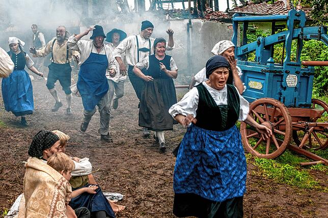Die Menschen flüchten panisch vor dem Großbrand, der 1865 große Teile des damaligen St. Georgens zerstört hat. Immer wieder musste die ...