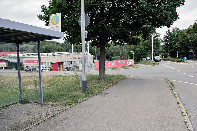 Blick von der Bushaltestelle Weilenbühlstraße hinunter zur Firma Groma-Schuh, wo die Regio-Box in einem kleinen, roten Häuschen zu ...
