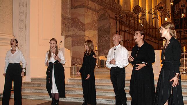 Das sechsköpfige lettische A-cappella-Ensemble Latvian Voices versetzt das Publikum im St. Blasier Dom in Verzückung. Bild: Karin ...