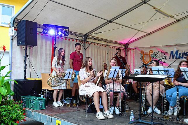 Bild 14: Frühschoppen und Flohmarkt locken die Besucher – so endet das Dingelsdorfer Herbstfest 2024