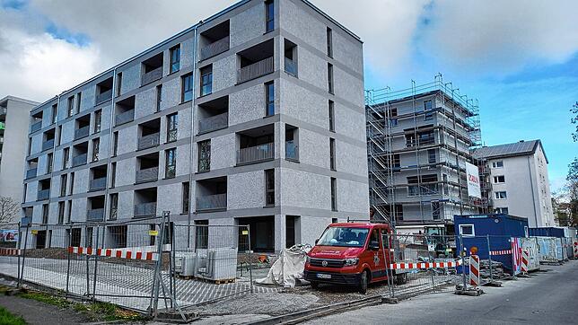 Diese beiden Wohngebäude können ab Juni 2025 bezogen werden. Der erste Komplex im Vordergrund des Fotos ist bereits fertig, der dahinter ...