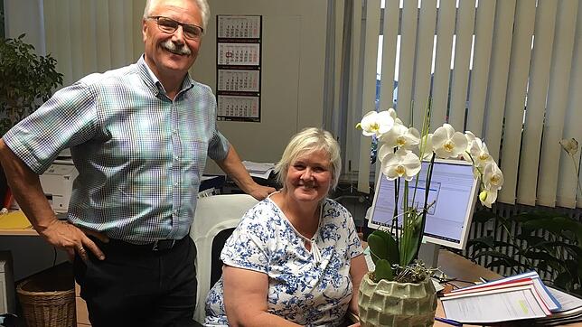 Lass Blumen sprechen. Als Dank für zwanzigjährige Zusammenarbeit dankt Ortsvorsteher Reinhard Müller seiner Verwaltungsangestellten ...