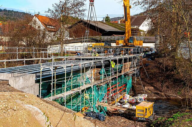 So sieht die Brückenbaustelle in Achdorf derzeit aus. Bild: Hans-Jürgen Götz