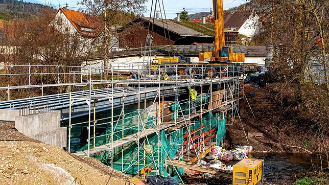 So sieht die Brückenbaustelle in Achdorf derzeit aus. Bild: Hans-Jürgen Götz