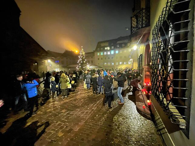 Am Ende des „Spaziergangs“ haben die Teilnehmer die Grablichter und Kerzen am Rathaus niedergelegt.