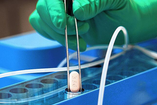 Ein Pzizer-Mitarbeiter sortiert eine Pille. Mit dem Pharmariesen hat Eugenex schon zusammengearbeitet