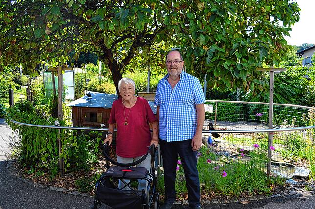 Siegfried Herrmann geht einmal die Woche mit Bewohnern des Pflegeheims Sonnengarten – wie etwa mit Frau Gruoner – spazieren.