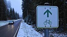 Ein Schild weist Radfahrern bei St. Georgen auf der Hiesemicheleshöhe in Richtung Brogen den Weg. Noch müssen die Radler dort auf der ...