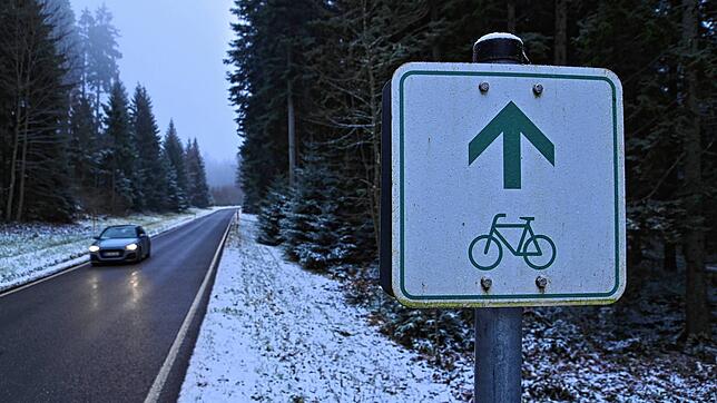 Ein Schild weist Radfahrern bei St. Georgen auf der Hiesemicheleshöhe in Richtung Brogen den Weg. Noch müssen die Radler dort auf der ...