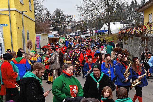 Schon lange vor dem Umzug strömten die Narren am Sonntag durch Wiechs und vergnügten sich in Festzelt und Besenwirtschaften.