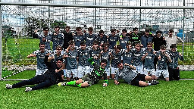 Ausgelassen feiern die Nachwuchskicker der SG Salem die Meisterschaft in der Landesliga und den Aufstieg in die Verbandsliga.