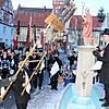 Trotz intensivem Suchen in den Brunnen der Kernstadt war kein Geld mehr in den Beuteln durch Chefplärrer Stefan Hummel (rechts) zu ...