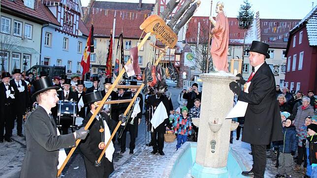 Trotz intensivem Suchen in den Brunnen der Kernstadt war kein Geld mehr in den Beuteln durch Chefplärrer Stefan Hummel (rechts) zu ...