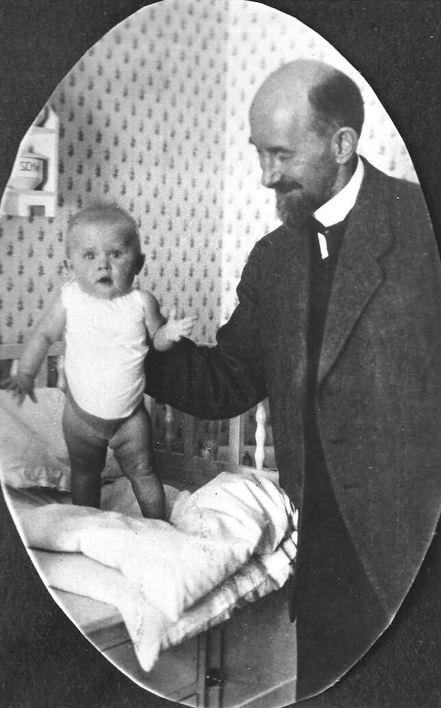 Korbinian Brodmann mit seiner Tochter Ilse. Er starb noch vor ihrem ersten Geburtstag. Bild: Brodmann-Museum