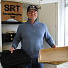 Benno Kuttruff mit seiner Erfindung, dem Special Roasting Tray (SRT) Universalbräter. Links das fertige Produkt, rechts eine der ersten ...