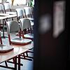 Die Stühle stehen, wie auf diesem Symbolbild aus Nordrhein-Westfalen, auch in den Schulen am Hochrhein auf den Tischen in den leeren ...