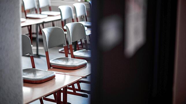 Die Stühle stehen, wie auf diesem Symbolbild aus Nordrhein-Westfalen, auch in den Schulen am Hochrhein auf den Tischen in den leeren ...