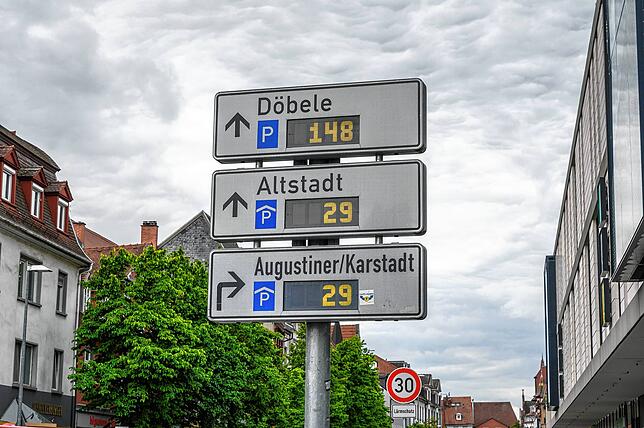 Die von manchen befürchteten überfüllten Parkhäuser wiesen über den gesamten Montag hinweg freie Plätze auf.