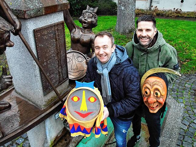 Zunftmeister Patrik Willig (links) und Helloween-Schlagzeuger Daniel Löble halten die Masken der Mondfänger vom Untersee. Sie dienten ...