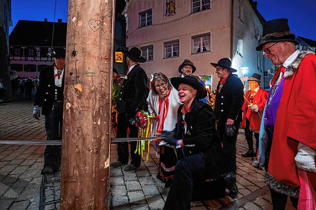 Bild 5: Die schönsten Bilder vom Narrenbaumfällen in Meßkirch