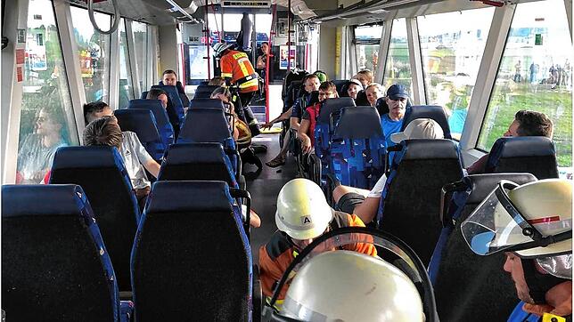 Einsatzkräfte in der Biberbahn.