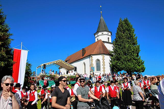 Bild 3: 50 Reiter bei der Pferdesegnung
