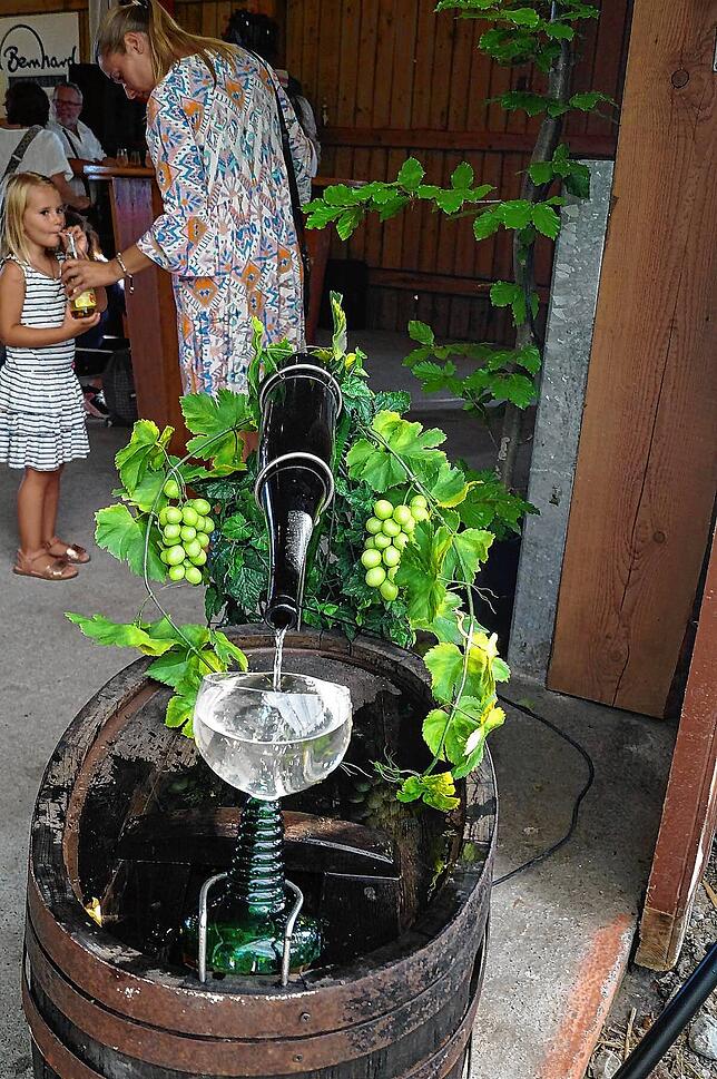 Bild 17: Bilder vom Daisendorfer Weinfest am Freitagabend rund um die Fruchtscheune von Mathias Bernhard