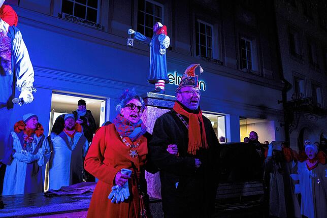 Bild 12: Endlich Fasnet: Glonkis stellen ihre Brunnenfigur auf und eröffnen die Fasnet