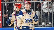 Starker Auftritt in Köln: Der Schwenninger Torschütze zum 1:0, Philip Feist (rechts im Bild), holt sich die Glückwünsche an der Bande ab.