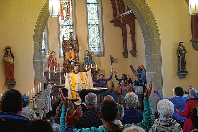 Bild 2: Die Plätze waren im Nu belegt – großes Gedränge beim Traktorenfest in Rotzingen