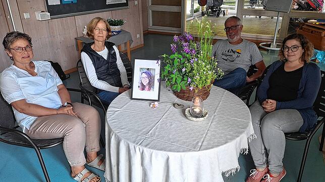Gemeinsames Andenken an die beliebte Leiterin der Arche (von links): Regina Baur, Bettina Friedrichs, Notker Dannenmayer und Valerie Zahn.