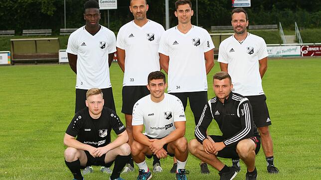 Neue Null-Achter: Der SV 08 Laufenburg startet bald in die neue Saison. Trainer Michael Wasmer (hinten rechts) freut sich mit den ...