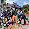 Mit einem symbolischen Spatenstich begann in Aichen der Breitbandausbau (von links): OB Philipp Frank, Norbert Bodmer und Gerhard ...