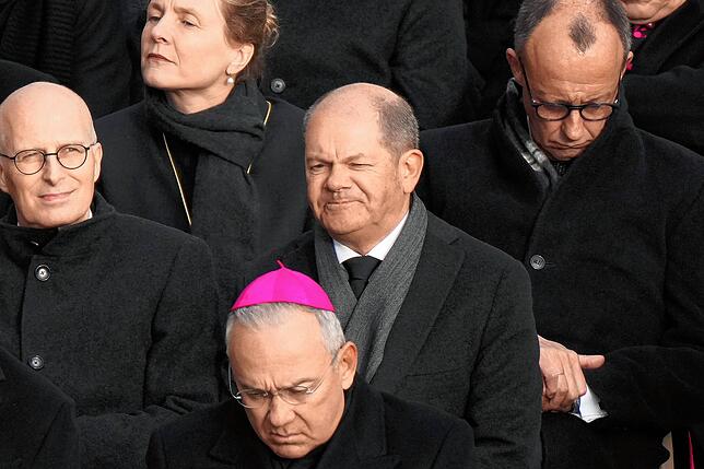 Kurienerzbischof Edgar Pena Parra (vorne) sitzt neben der deutschen Delegation mit Peter Tschentscher (2. Reihe l, SPD), Erster ...