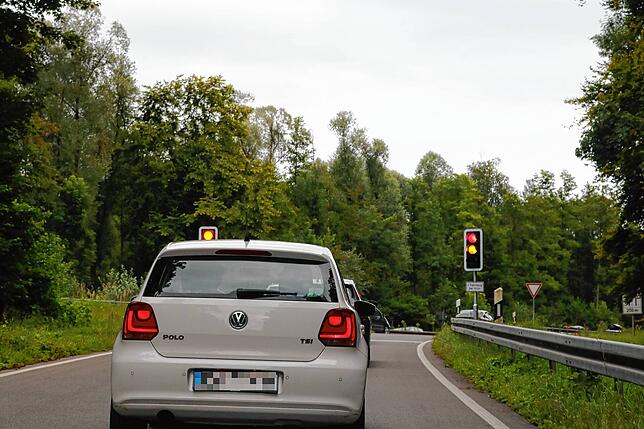Bei viel Verkehr schaltet sich auf der B 31-Auffahrt bei Friedrichshafen eine Ampel zu.