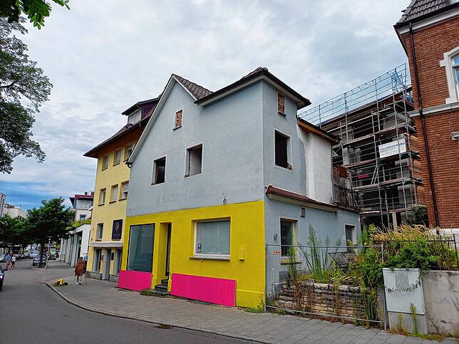 Auf diesem Foto sind alle drei Häuser zu sehen, um die es in dem Streit geht: Vorne das Haus Hauptstraße 22, daneben das Haus ...