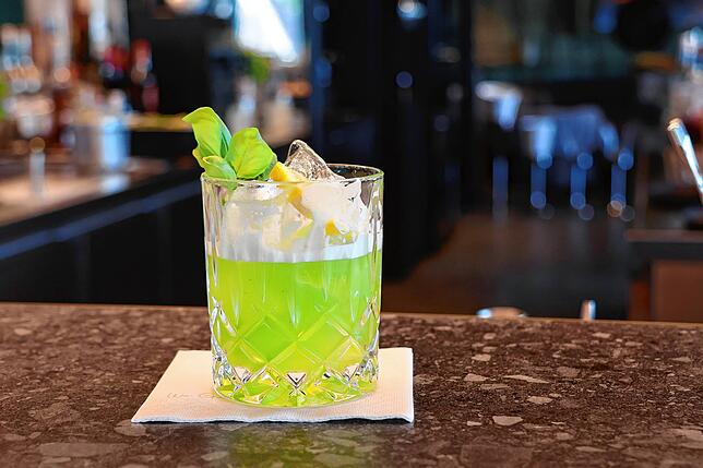 Ein alkoholfreier Gin Basil Smash – den gibt es in der „Lukullum Skybar“.