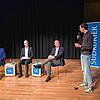 SÜDKURIER-Podium zur Oberbürgermeister-Wahl mit den Kandidaten Martin Hahn (ganz links) und Jan Zeitler. Rechts im Bild Maximilian ...
