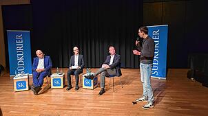 SÜDKURIER-Podium zur Oberbürgermeister-Wahl mit den Kandidaten Martin Hahn (ganz links) und Jan Zeitler. Rechts im Bild Maximilian ...